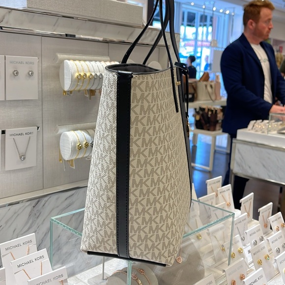 Michael Kors Jet Set Medium Two-Tone Logo Tote Shoulder Bag
BLACK COMBO
NWT - Picture 3 of 16